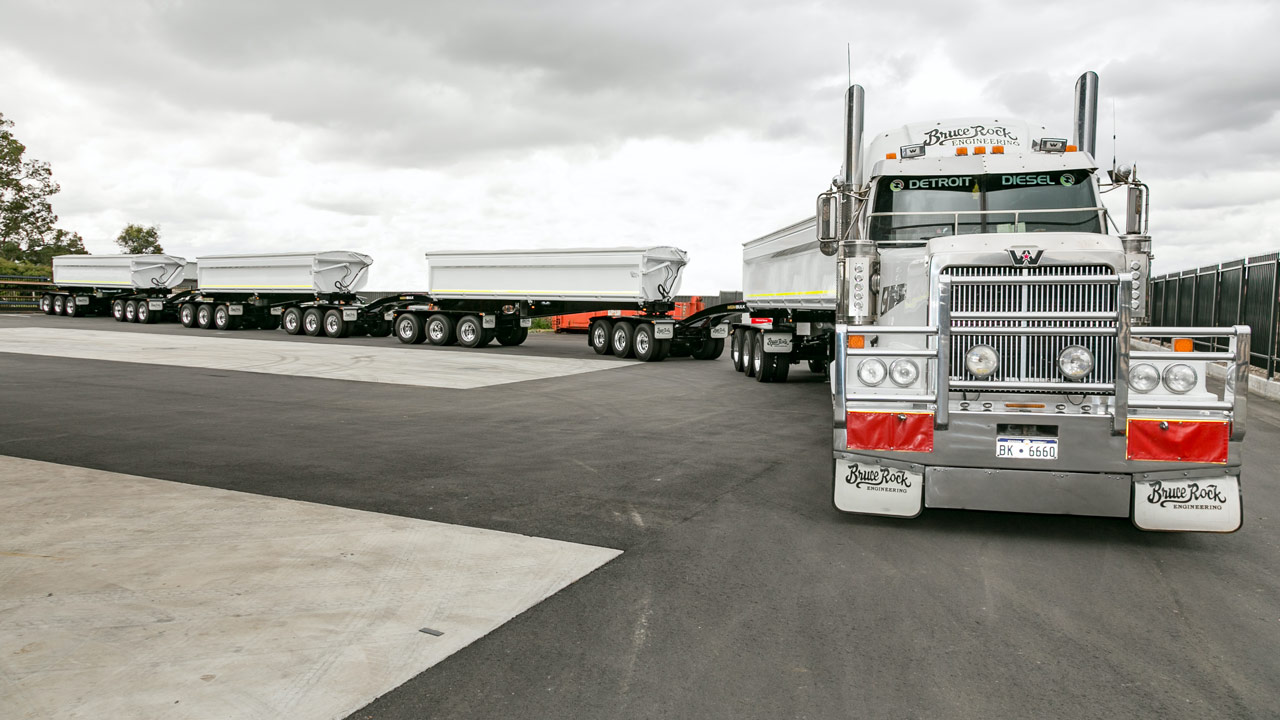 A Super-Quad road train with trailer bodies made in Hardox® HiAce.