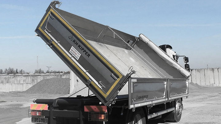 A side-dumping tipper body built in Hardox® 450 sheet steel.