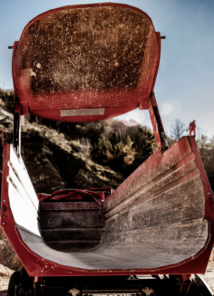 A look into a red tipper trailer body. It has high durability and fatigue strength thanks to being made in Hardox 500 Tuf steel plate