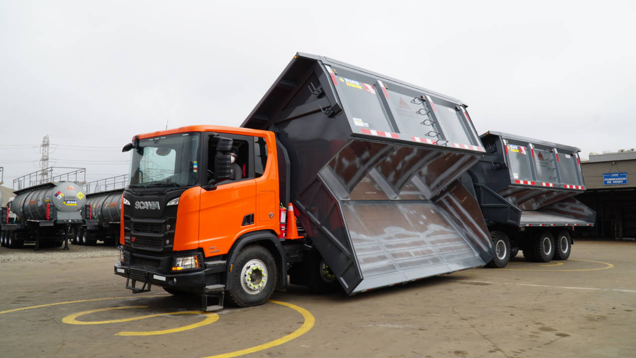 Two steely gray bottom dump bodies on a truck produced by RMB Sateci.