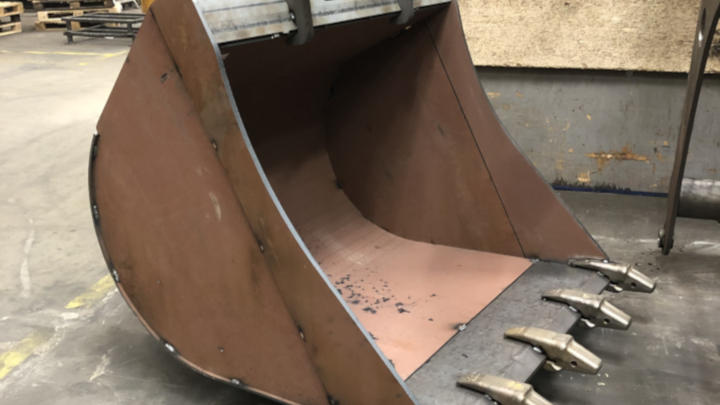 A high-strength, low weight custom excavator bucket made in Hardox® 500 Tuf