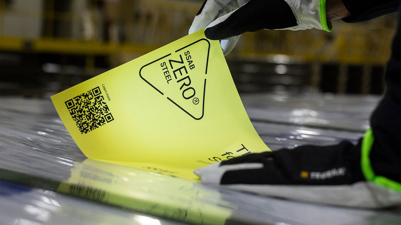 Picture of a person putting a SSAB Zero® label on a package of steel 